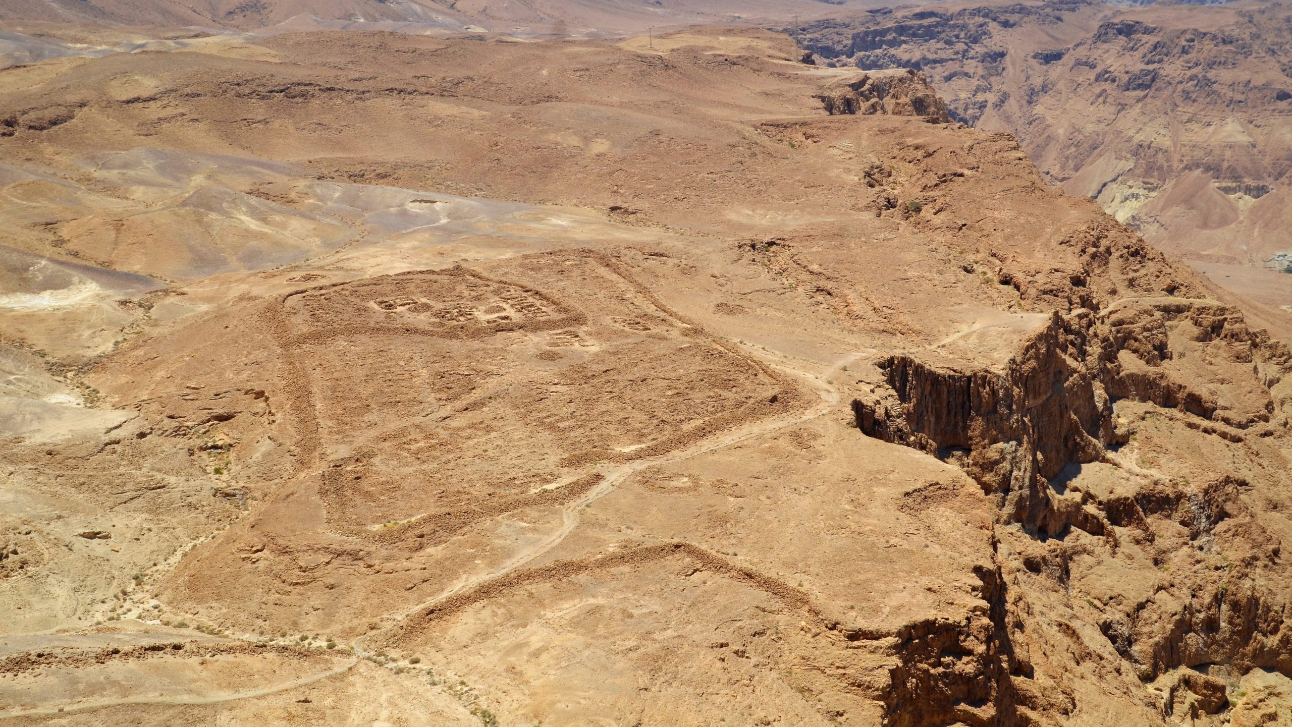 Blick von Masada auf die Überreste eines römischen Lagers