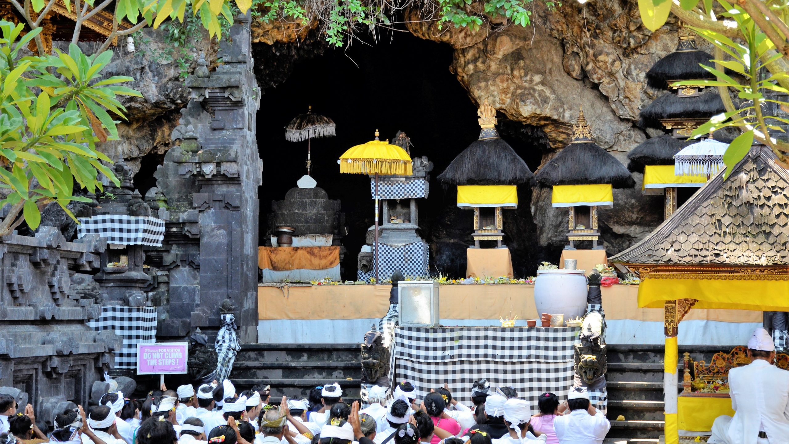 Zeremonie im Pura Goa Lawah Tempel