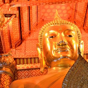 Goldener Buddha im Wat Phanan Choeng Tempel