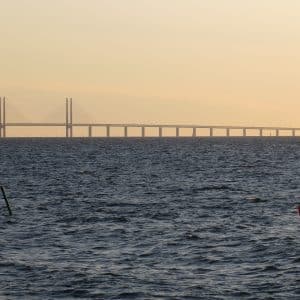 Dank der Öresundbrücke gibt es eine bequeme Bahnverbindung von Hamburg nach Stockholm mit nur einem Umstieg in Kopenhagen.