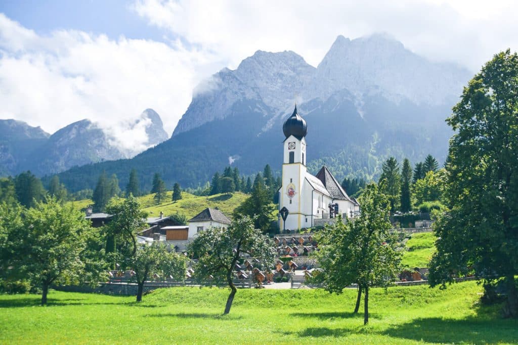 Dorfkirche in Grainau bei Garmisch mit der Bahn reisen in Deutschland